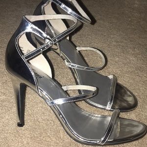 silver strap heels🤍
